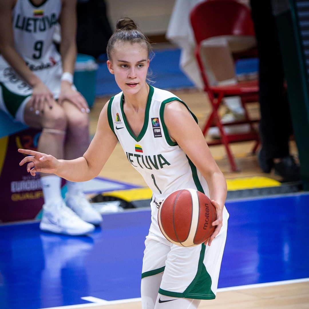 FIBAさんのインスタグラム写真 - (FIBAInstagram)「14-year-old @jocyteee getting buckets and dishing dimes for the 🇱🇹 senior national team in the @EuroBasketWomen Qualifiers ⛹️‍♀️」11月13日 21時57分 - fiba