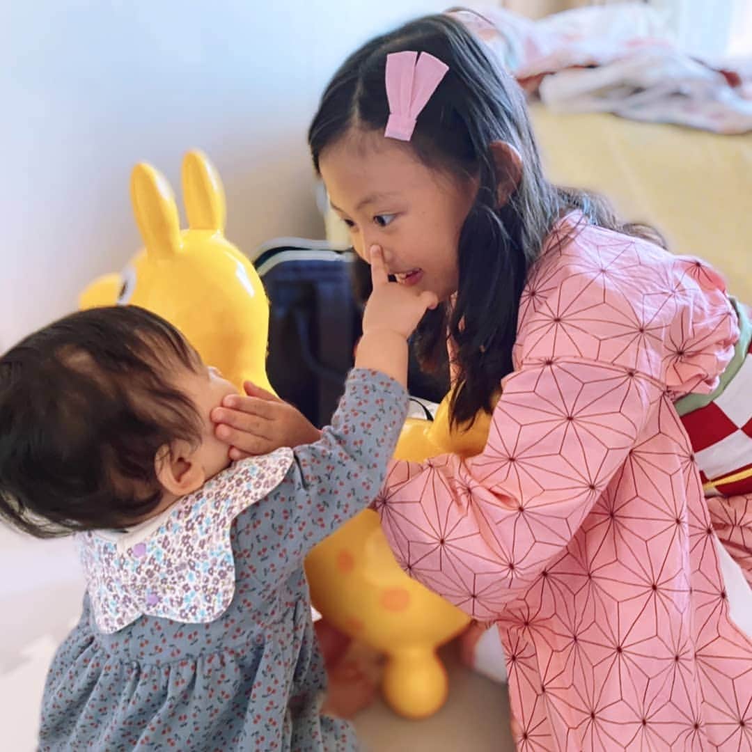 えりのインスタグラム：「👶♡👹 . . . 鬼の子守り･･･ではなくw  先月私の親友の赤ちゃんに会いに行ってきました。 産まれてすぐ病院で抱っこした以来久しぶり。 なぁちゃんも兄さんも、小さなお姫様が 大好きで可愛くてたまらない様子😊 . ただ偶然この日がハロウィンだったから なぁちゃんが禰豆子の仮装をしてたんだってことを 将来この写真を見た時に覚えていないといけないな😂  大人になったなぁちゃんに 「なんで私だけ着物で遊んであげてるの？！」 って聞かれるかもね🤣」