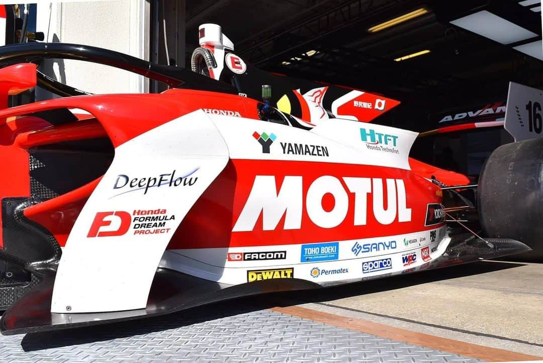 MOTUL Japanさんのインスタグラム写真 - (MOTUL JapanInstagram)「【今週末はSUPER FORMULA!!】 . 11/14-15に大分県にあるオートポリスでスーパーフォーミュラ 第4戦が開催されます。 . イタリアのダラーラ・オートモービル社製のSF19に2リッター直列4気筒直噴ターボエンジンを搭載した車両で競う国内最高峰のフォーミュラ選手権。 ストレートでは300㎞/hを誇り、ハイレベルなバトルが繰り広げられます。 . TEAM MUGENはSF19にHONDA製のHR-417Eを搭載して16号車、15号車の2台体制で参戦しています。 . 写真は本日準備中のTEAM MUGENピットでの16号車!!! TEAM MUGENで歴代使われているカーナンバー16は野尻 智紀選手(@tomoki_nojiri )のドライブで参戦!! . 応援よろしくお願いします!!! . @mugen1973  #motul #MotulJapan #poweredbymotul #teammugen #mugen #mugenpower #無限 #hr417e  #sf19 #superformula #sformula #Honda #HondaRacing #teammugen #中野信治 監督 #スーパーフォーミュラ #スーパーフォーミュラ好きな人と繋がりたい #無限好きな人と繋がりたい #フォーミュラ好きな人と繋がりたい #モータースポーツ好きな人と繋がりたい #レース好きな人と繋がりたい #クルマ好きな人と繋がりたい #車好きな人と繋がりたい #ホンダ好きな人と繋がりたい #高性能オイル」11月13日 22時00分 - motuljapan