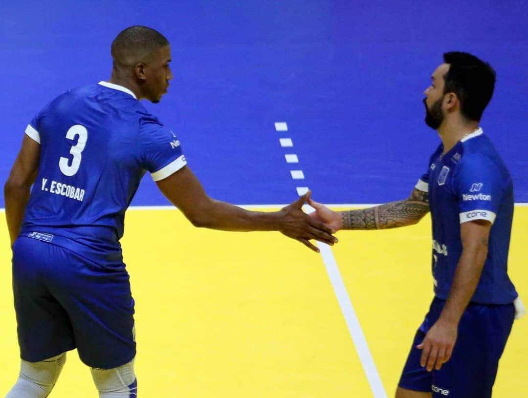 ウィリアム・アルジョナのインスタグラム：「Esse é o resultado da força do coletivo. Sintam-se cumprimentados, vocês, amantes do vôlei, são parte dessa magia azul!! Foco na continuidade do trabalho.  #Repost @mtcvolei • • • • • • 💪O que é NOSSO... 🤩NINGUÉM TIRA!  🏐Movidos sempre por muita união e garra, construímos a belíssima vitória de grupo, por 3 sets a 2, em cima do Sada Cruzeiro.   🤩Com o resultado positivo no clássico, o Minas chegou aos oito pontos e está em terceiro lugar na tabela de classificação da Superliga 2020/21.  🏆VIVA VÔLEI: @honoratohenrique   ➡️TÔ CHEGANDO, HEIN! 15/11 – 21h30 – EMS Taubaté Funvic x Minas – Taubaté (SP) – Sportv  #VaiMinas #MinasTenisClube #ParedãoAzul #Volei #VoleiMasculino #TamoJuntoNesseGame #Superliga 🤝Patrocinadores: @axial.diagnosticos @_instanewton @iconesports 📸Fotos: Orlando Bento/MTC」