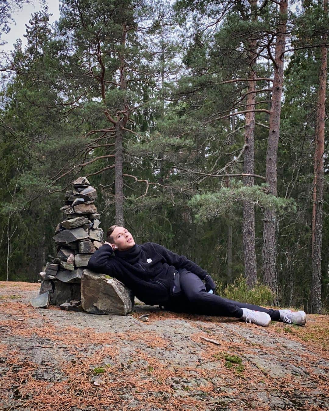 アダム・リッポンのインスタグラム：「Hiking is exhausting」