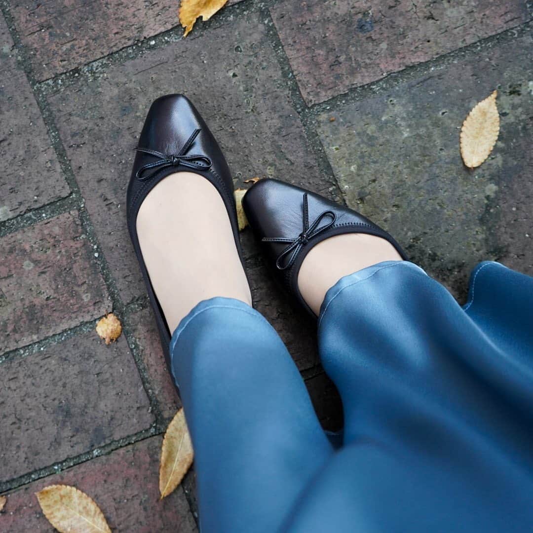 泉マリコさんのインスタグラム写真 - (泉マリコInstagram)「たくさん歩く日は履き心地の良いフラットシューズがマスト❣️ 女っぽく抜け感を出したい日はバレエシューズを履いてるよ🩰 . @rockport_jp の #トータルモーション シリーズは履き心地抜群でかなりお気に入り🥰 ガンガン歩きやすいのはもちろん、スクエアトゥで履いたときの形がすごく綺麗なんです✨ ロックポートの靴はたくさん持っているけど、持ちが良くて長く使えるからコスパも🙆‍♀️ . 今週末も天気が良いみたい☀️紅葉がみたいなぁ🍁 . #ロックポート #rockport #バレエシューズ #フラットシューズ #シューズブランド #歩きやすい靴 #ママコーデ」11月13日 22時07分 - mariko_i0902