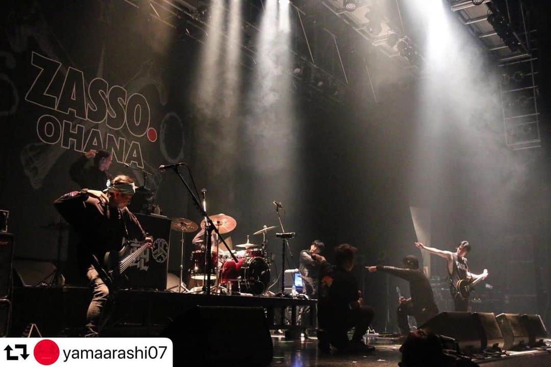 SATOSHIのインスタグラム：「久々にステージに立てて嬉しかった。 ありがとうございました！  #repost @yamaarashi07 ・・・ ZASSO.ありがとうございました！  Photo : @nabetakumty   #ZASSO #山嵐」