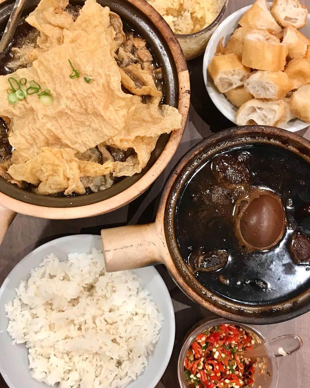 Li Tian の雑貨屋のインスタグラム：「finally tried this BKT from @kotazzbktsg and the portion for 1 pax was extremely huge it could easily feed 2-3 pax. Had the original Herbal BKT which was thick and robust in flavors. The normal spare ribs was opted instead of the premium ones and we added on $1.90 for the fried bean curd skin   The Pig Trotter Vinegar, on the other hand, was slightly too sweet for my liking even as the old ginger kicked in.   #sgeats #singapore #local #delicious #food #igsg #sgig #exploresingapore #eat #sgfoodies #gourmet #yummy #yum #sgfood #foodsg #burpple #beautifulcuisines #bonappetit #instagood  #eatlocal #delicious #sgrestaurant #malaysia #bakkutteh」