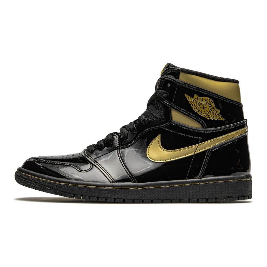 HYPEBEASTさんのインスタグラム写真 - (HYPEBEASTInstagram)「@hypebeastkicks: Here’s a better look at the Air Jordan 1 “Black/Metallic Gold” from @jumpman23’s Holiday 2020 retro collection. Built fully of glossy patent leather, the shoe takes on a tuxedo-like black shade, while signature gold accents arrive on the Swooshes, collar and collar flap’s ball-and-wings logo for luxurious metallic flair. It’s reportedly set to release on November 30 via @nike SNKRS and retailers with an MSRP of $170 USD, though this is yet to be confirmed by the Jumpman.⁠⠀ Photo: @stadiumgoods」11月13日 22時21分 - hypebeast