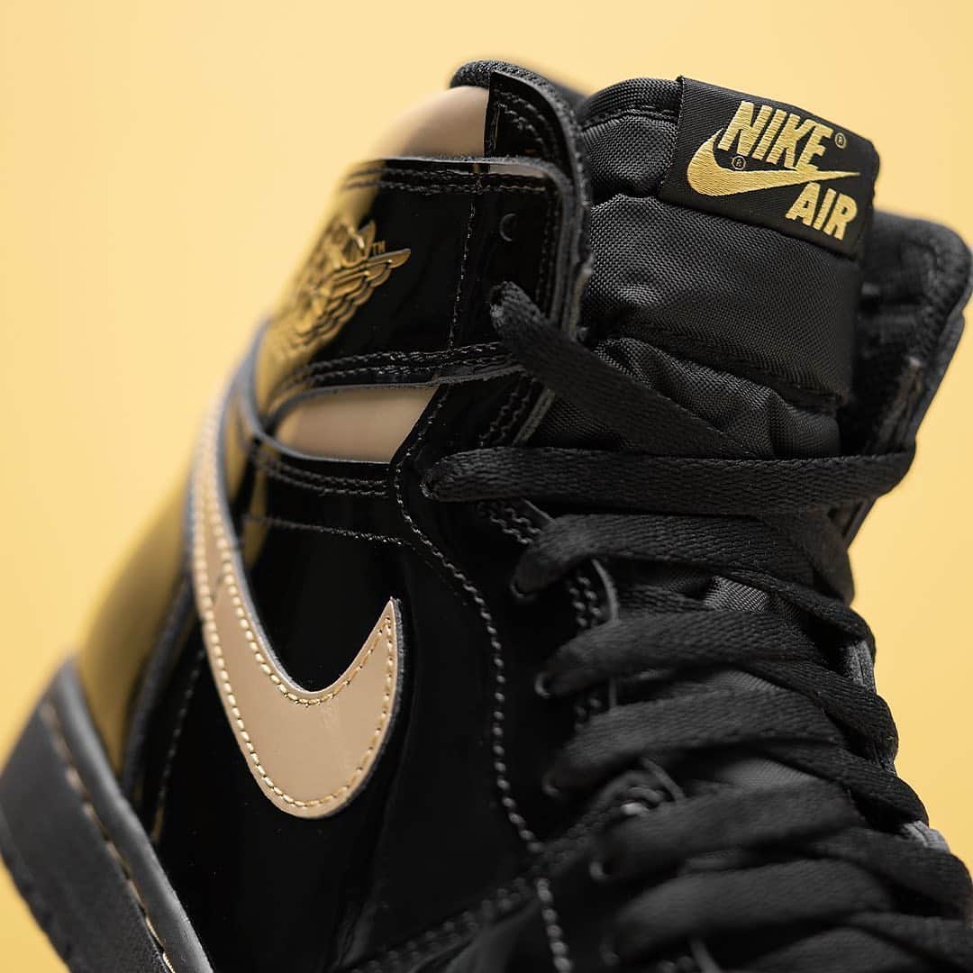 HYPEBEASTさんのインスタグラム写真 - (HYPEBEASTInstagram)「@hypebeastkicks: Here’s a better look at the Air Jordan 1 “Black/Metallic Gold” from @jumpman23’s Holiday 2020 retro collection. Built fully of glossy patent leather, the shoe takes on a tuxedo-like black shade, while signature gold accents arrive on the Swooshes, collar and collar flap’s ball-and-wings logo for luxurious metallic flair. It’s reportedly set to release on November 30 via @nike SNKRS and retailers with an MSRP of $170 USD, though this is yet to be confirmed by the Jumpman.⁠⠀ Photo: @stadiumgoods」11月13日 22時21分 - hypebeast