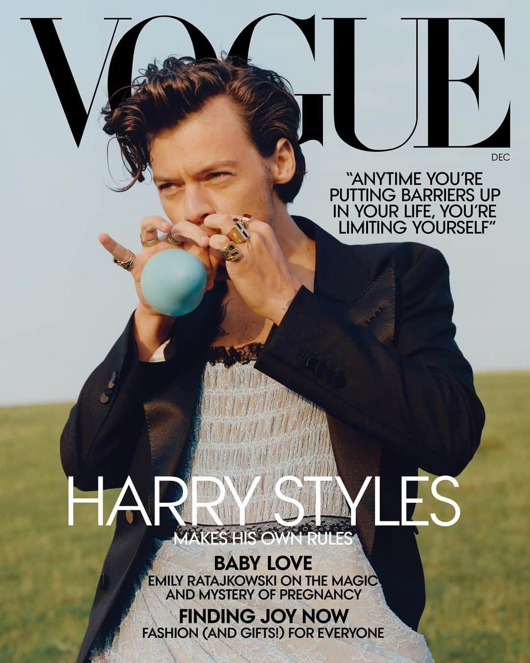 Vogueさんのインスタグラム写真 - (VogueInstagram)「@harrystyles is our December issue cover star!  Tap the link in our bio to read how the star is making and playing by his own rules. Photographed by @tylersphotos, styled by Camilla Nickerson, written by @hamishbowles.」11月13日 22時22分 - voguemagazine