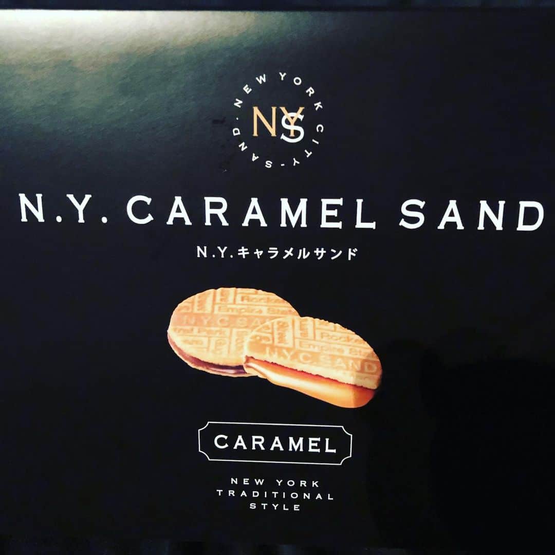 有奈めぐみのインスタグラム：「なんだ！この美味しい物は！！ #お土産 #お土産スイーツ #キャラメルサンド」