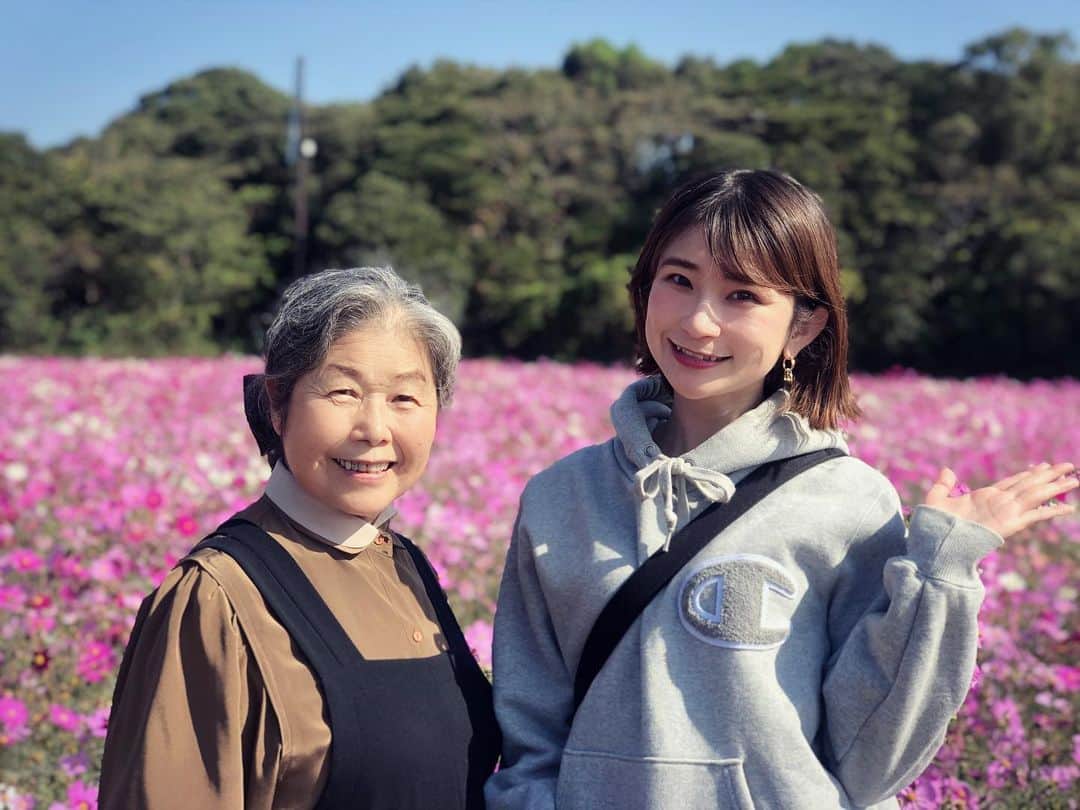 のインスタグラム：「写真見返してたらこんな写真を発見！  綺麗な景色と美味しい食べ物を狩りにいきたい！！ 紅葉とかも綺麗な時期だよね🍁  やりたいことは沢山あるけど コロナ対策も忘れずにしていかなきゃね。  #コスモス　#コスモス畑 #祖母と私 #写真を見て旅行気分 #小俣里奈」