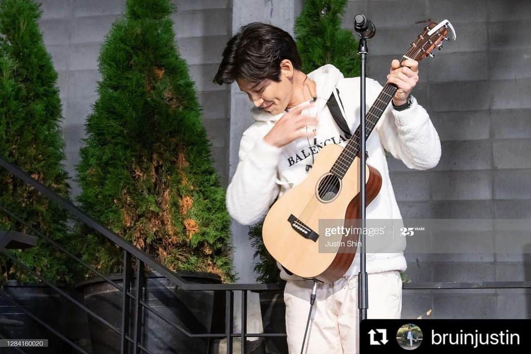 ハンビョル のインスタグラム：「#Repost @bruinjustin ・・・ AVEDA Lifestyle Salon "Foresta Black" x Aston Martin Opening In Seoul  SEOUL, SOUTH KOREA - OCTOBER 27: Singer Jang Han-byul performs at the opening of AVEDA Lifestyle Salon Foresta Black x Aston Martin on October 27, 2020 in Seoul, South Korea. (Photo by Justin Shin/Getty Images)  #forestablack #astonmartin #장한별 #포레스타 #포레스타블랙 #gettyimages」