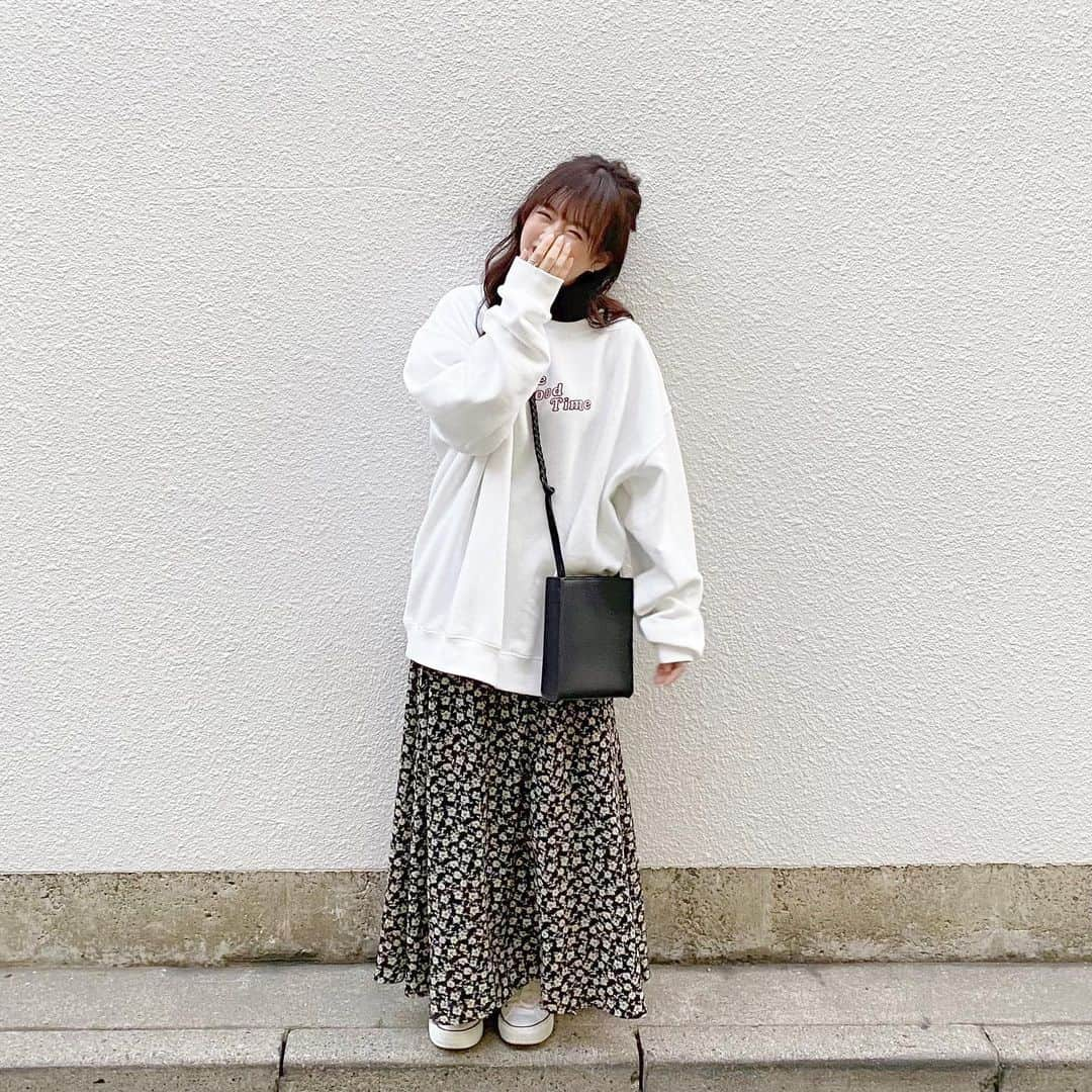 haruさんのインスタグラム写真 - (haruInstagram)「ㅤㅤㅤㅤㅤㅤㅤㅤㅤㅤㅤㅤㅤ ㅤㅤㅤㅤㅤㅤㅤㅤㅤㅤㅤㅤㅤ 最後に動画載せてみた🤣🧡" ㅤㅤㅤㅤㅤㅤㅤㅤㅤㅤㅤㅤㅤ @kutir_ladies のオーバーサイズなスウェット 裏起毛で暖かくて 中にタートル合わせたら アウターなしでも大丈夫だった☺️💕 ㅤㅤㅤㅤㅤㅤㅤㅤㅤㅤㅤㅤㅤ モノトーンで合わせたけど 文字のふちが赤だからスニーカーも 赤のライン入ってるコンバースを👟❤️ ㅤㅤㅤㅤㅤㅤㅤㅤㅤㅤㅤㅤㅤ ㅤㅤㅤㅤㅤㅤㅤㅤㅤㅤㅤㅤㅤ 色んな人に褒められて嬉しかった1日🥰 ㅤㅤㅤㅤㅤㅤㅤㅤㅤㅤㅤㅤㅤ スカートとかバッグは登場しすぎなくらい 愛用しているのでWEARや過去投稿を みてくださいっ🧸🧡 ㅤㅤㅤㅤㅤㅤㅤㅤㅤㅤㅤㅤㅤ ㅤㅤㅤㅤㅤㅤㅤㅤㅤㅤㅤㅤㅤ  質問等あればコメント欄にお願いします☺️🧡！ ㅤㅤㅤㅤㅤㅤㅤㅤㅤㅤㅤㅤㅤ #プチプラ#kutir#プチプラコーデ#クティール#kutir_pr #harucd ㅤㅤㅤㅤㅤㅤㅤㅤㅤㅤㅤㅤㅤ」11月13日 22時20分 - __haru3