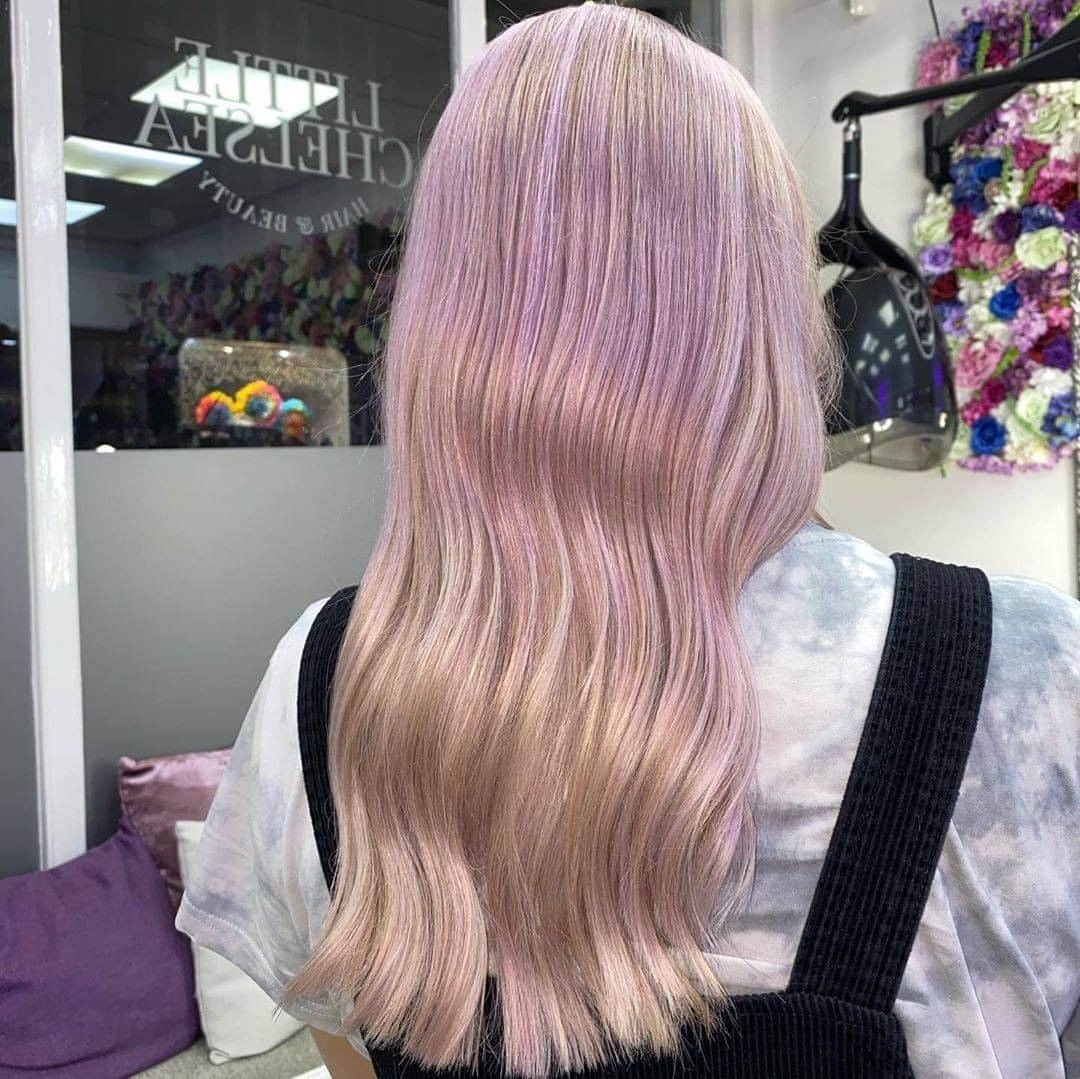 ghd hairさんのインスタグラム写真 - (ghd hairInstagram)「Pearlescent waves that perfectly match our #ghdwishuponastar collection 🤍🥰 @hairbyheathercharlesworth   #ghd #ghdhairpro #hairgoals #hairinspo #hairinspiration #pearlescent #pearlescenthair #pinkhair #hairenvy #silkwaves」11月13日 22時30分 - ghdhair