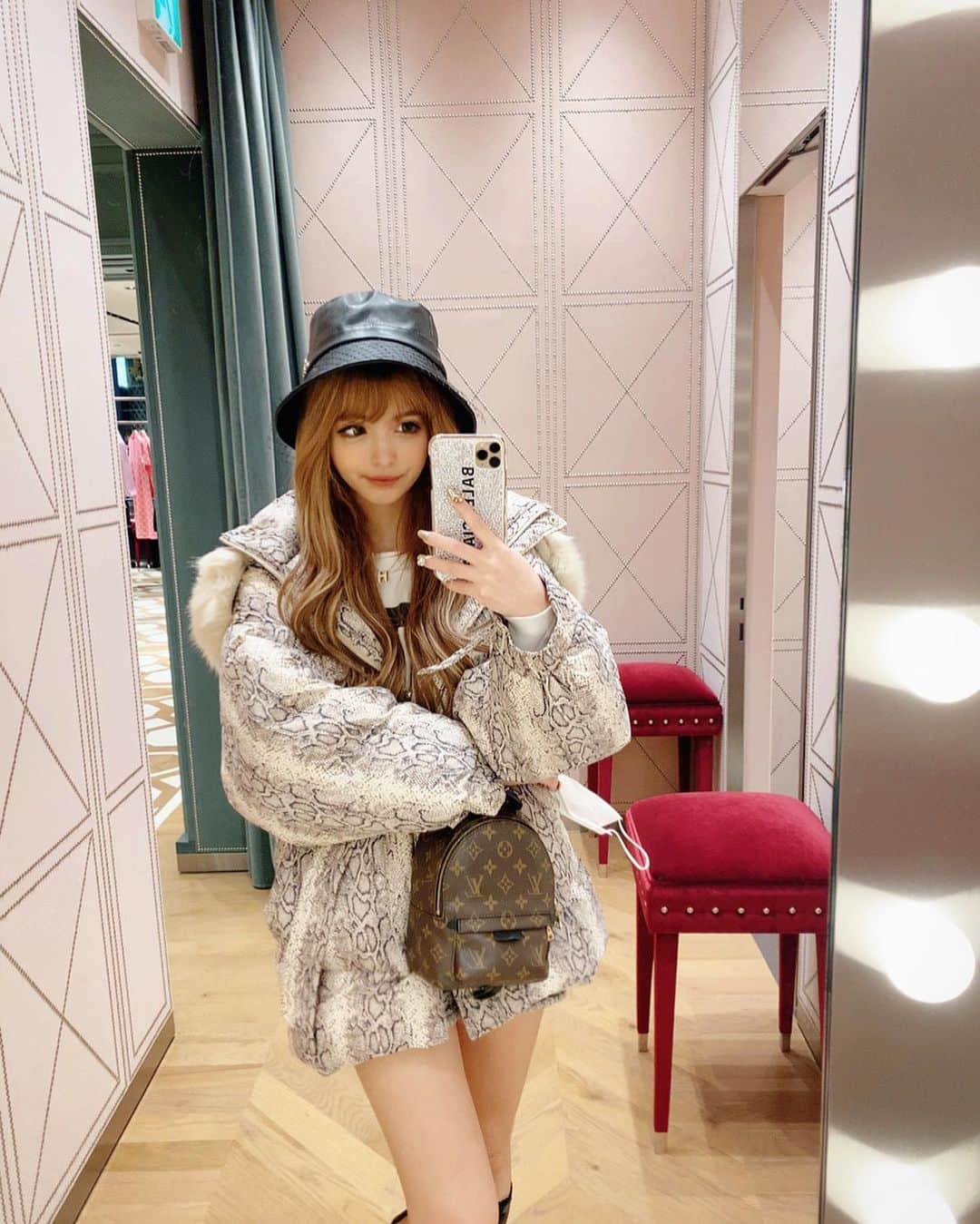 アンジェリカのインスタグラム：「❤︎ . こーで‼︎🎶  新しいiPhoneケースに変えたンゴ🥰🥰 きゃーわｨっ‼ キラキラって飽きないよね～  ︎ @decoshop_only ←で オーダーしたヨ🙂❤︎ . ❤︎ #あんじぇコーデ」