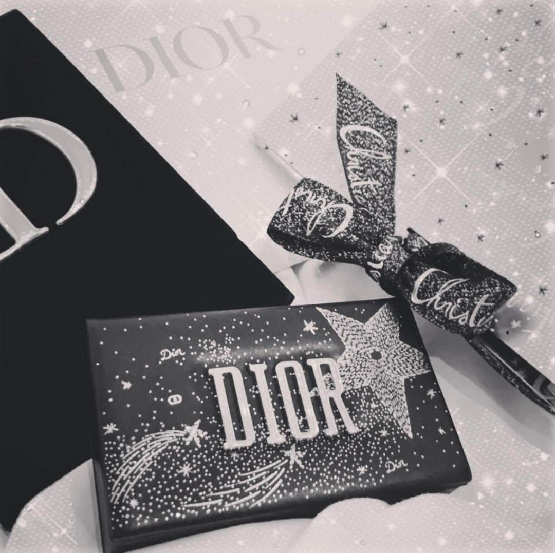 のインスタグラム：「今年のdiorクリスマスコフレのシャドウは捨て色なしの使えすぎる完璧カラー🎄💓✨ ミラーもベロアで可愛い🥰❤️嬉しすぎて最近はもうクリスマスモードでメイクしてます☺️💄✨. . . #クリスマスコフレ2020#diorクリスマスコフレ#diorchristmas#christmascoffret#diormakeup#diorメイク」
