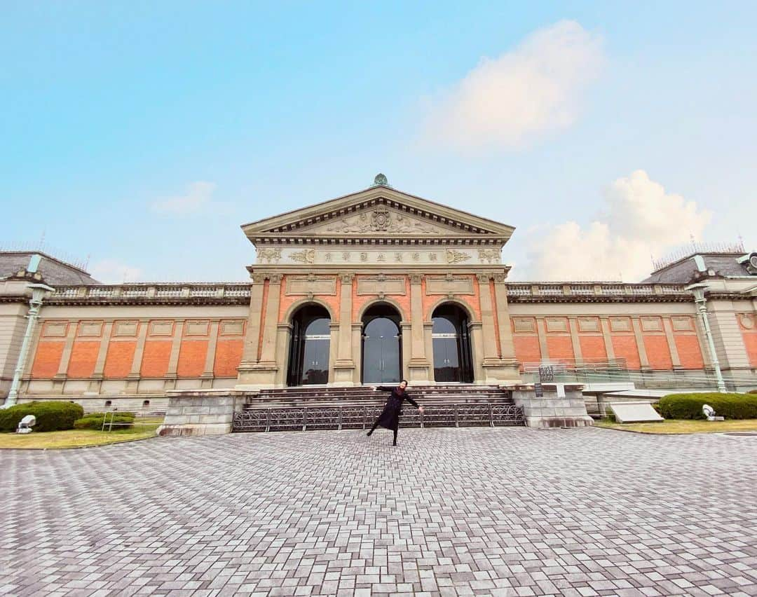 浅野杏奈さんのインスタグラム写真 - (浅野杏奈Instagram)「京都国立博物館へ！初キョーハク！﻿ 大興奮でした🔥﻿ 特別展示『皇室の名宝』にて﻿ 伊藤若冲の動植綵絵を観ることができてハッピーでした！﻿ あと考える人がいた✊🏻﻿ ﻿ ﻿ #ポートレート #fashion #followme  #ootd  #coordinate #コーデ #时装 #style #京都 #kyoto #travel #japan #travelphotography﻿ #キョーハク #京都国立博物館　#皇室の名宝」11月13日 22時26分 - this.is.anna_box