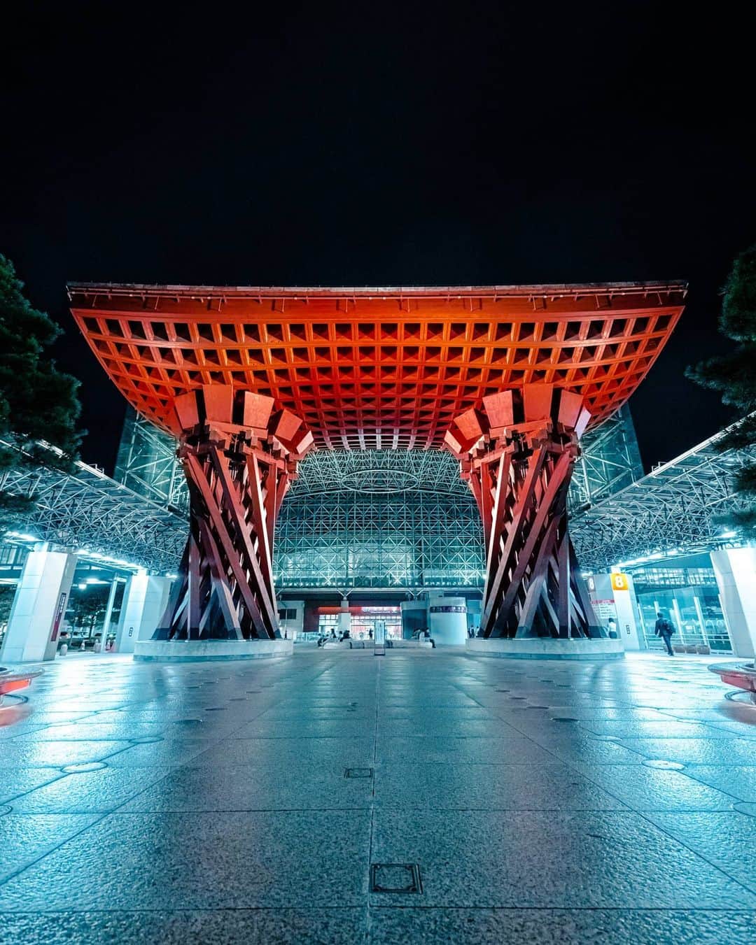 6151のインスタグラム：「金沢と雨と夜。」