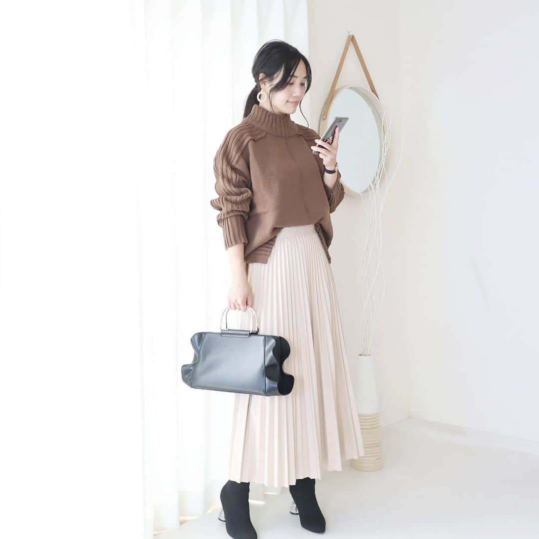 Eri Satoのインスタグラム：「black×brown×beigeコーデ · knit:@rectangle_official skirt: @blistorm_jp bag,shoes: @randa_pic · @rectangle_official の #アウトシームタートルニット 合わせるボトムを選ばないから着回しが本当に効くの～😚 · 今日は息子、空手の体験に行ってみました☺️ 意外と楽しかったみたい！ 女の子も結構いました！身を守るには良いのかなぁ🤔✨ · #rectangle_official #rectangle #レクタングル#ニット#秋物#秋服#秋コーデ#カジュアル#モード#ワンピース#高身長コーデ#ママコーデ#カジュアルコーデ#エコレザー #冬コーデ#fashion#ootd#outfit#code#coordinate#style#ファッション#コーディネート#コーデ#シンプルコーデ#mamagirl#locari#partegram#カジュアル#お洒落さんと繋がりたい」