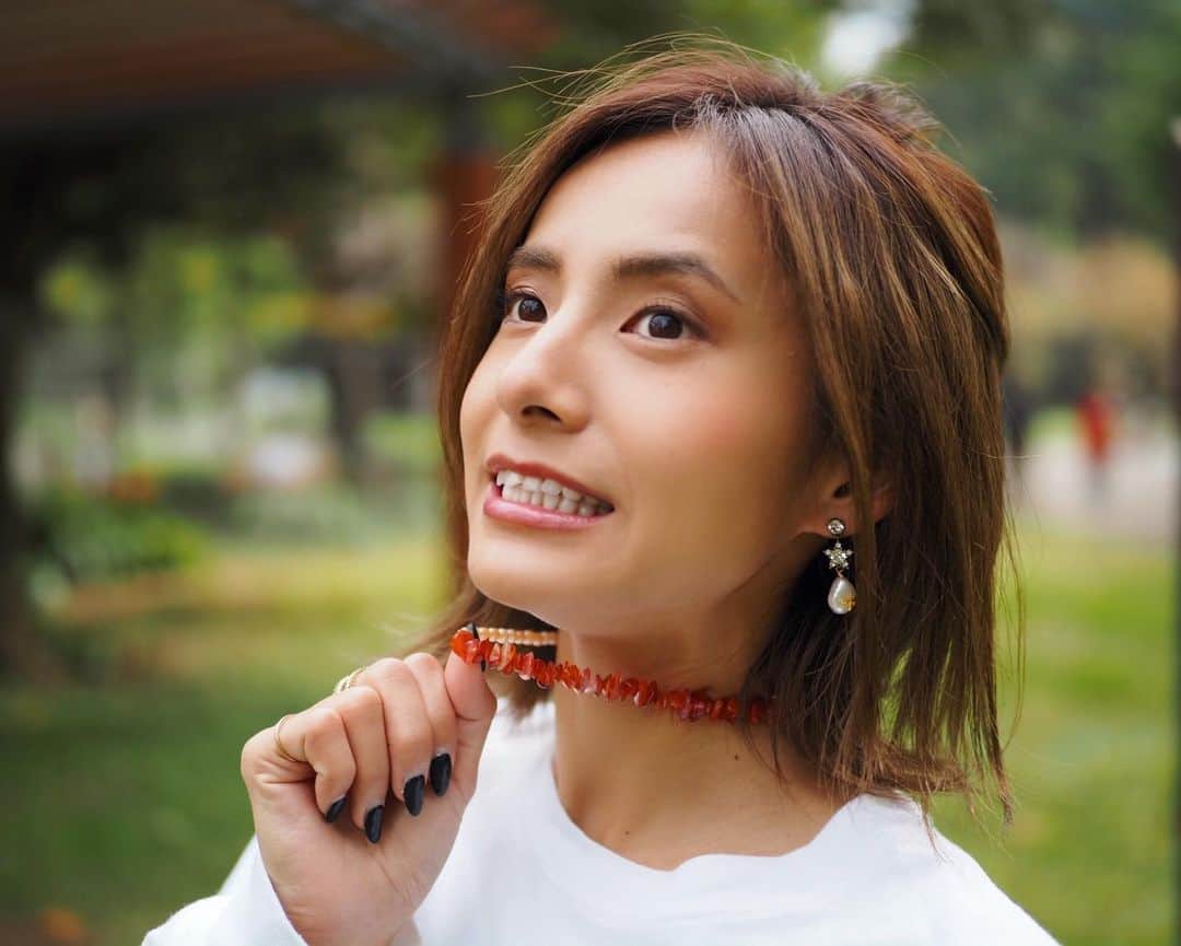 佐野千晃のインスタグラム：「さぁいつもと何が違うでしょう！！！！笑﻿ ﻿ そうですネックレスが違うんです！！！笑﻿ ﻿ @gosakicchi のハンドメイドネックレス🤤﻿ ﻿ いつもシンプルだけどたまにはきゃわいいカラフルなネックレスにするのも良い🤤﻿ ﻿ あたしのイメージで作ってくれて赤を使ってくれるのがさすがです🤤照﻿ ﻿ #natural #healthy #good #gilrs #gilr #cool #cute #ooted #selfie #self #face #スポーツ女子 #スポーツ #ハワイ #笑顔 #ひまわり#ネックレス #カラフル」