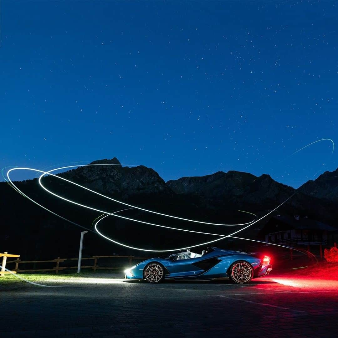 ランボルギーニさんのインスタグラム写真 - (ランボルギーニInstagram)「Intertwining hybrid innovation with the nature and history of a wonderful Italian region. The work of @fulviobugani_fotoimage with our Sián Roadster in Valle D’Aosta, mixing freedom, power and craftmanship.  #Lamborghini #SianRoadster #WithItalyForItaly #ValledAosta #AostaValley」11月13日 22時30分 - lamborghini