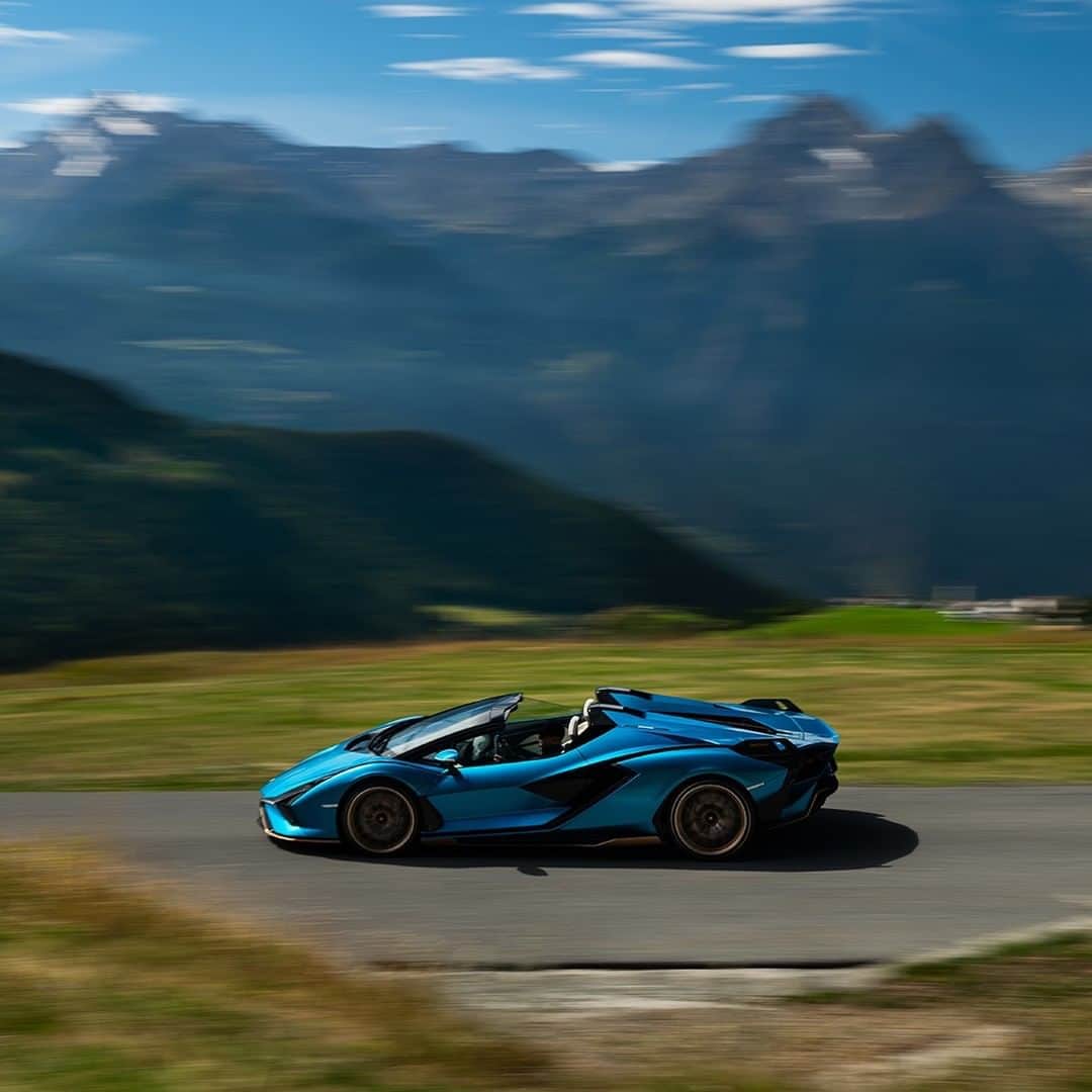 ランボルギーニさんのインスタグラム写真 - (ランボルギーニInstagram)「Intertwining hybrid innovation with the nature and history of a wonderful Italian region. The work of @fulviobugani_fotoimage with our Sián Roadster in Valle D’Aosta, mixing freedom, power and craftmanship.  #Lamborghini #SianRoadster #WithItalyForItaly #ValledAosta #AostaValley」11月13日 22時30分 - lamborghini