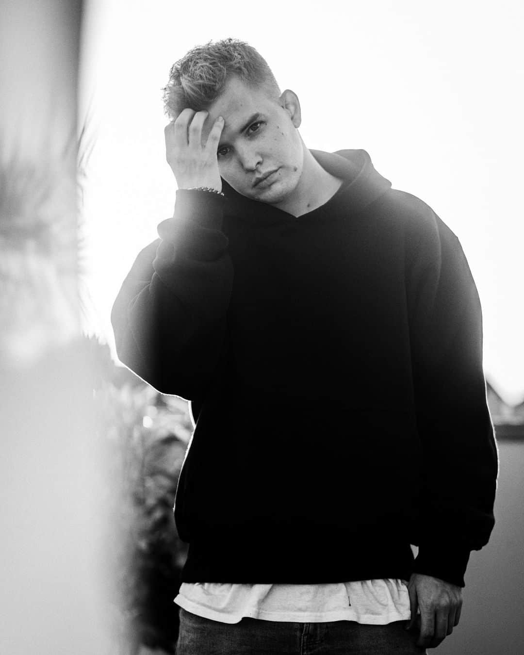 Kayefのインスタグラム：「Nächste Woche Freitag an meinem 26. Geburtstag droppt mein neuer Song „BETON“ - ballert mal alle ein 🖤 in die Kommentare, wenn ihr Bock auf neue Mucke habt! 🙌🏻 Ihr könnt in meinem neuesten Reel jetzt schon reinhören :) #kayef #beton #newmusic」