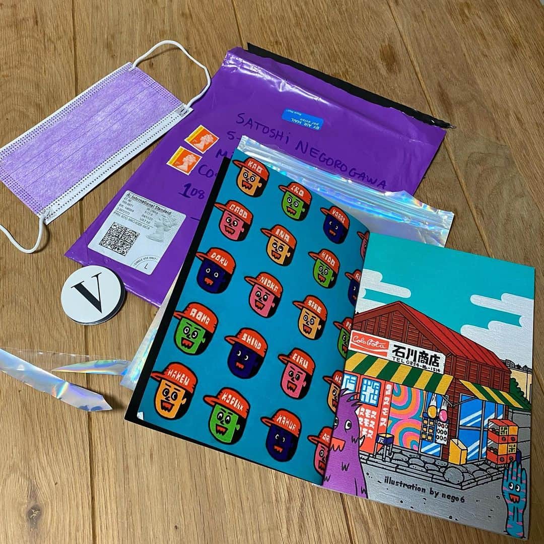 ネゴシックスのインスタグラム：「ロンドンからマスク入り雑誌が届いた 顔連打と怪奇商店載せてくれてる ありがとう〜 @savejalda @villain.magazine  thankyou😎」