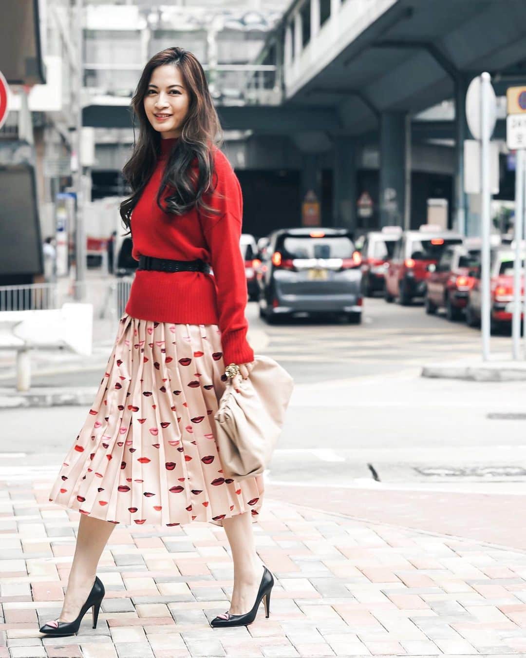 Ruby Kwanのインスタグラム：「Some sweet and cozy vibe for Friday. ❤️👄😘 It’s already mid-Nov and it’s been a difficult year. However, don’t let the bad energy affect you.  1. Don’t focus on things you cannot control; rather, putting effect on things you can influence. 2. No matter how difficult the issue in front of you, keep your faith and believe that everything happened has a reason. All things happened at its best timing and outcome. 3. Keep a happy mood. My way of keeping me feeling good is to dress well and have a cup of aromatic nice coffee.  Always carry your own weather. I believe being positive for sure will attract good luck and fortune. ✨✨✨ #rougecloset #lawofattraction #fridayfriyay  Outfit: @cocktailselectshop #cozycocktailvibes」