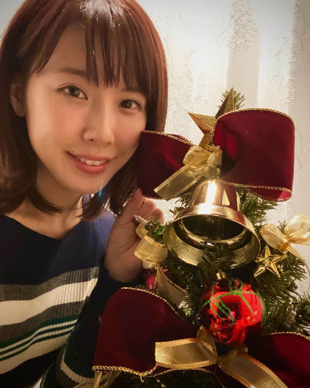 中野結香のインスタグラム：「クリスマスツリー飾りました🎄 ポイントはツリーのリボンと ツリーの隣にある クリスマスマーケットの出店です🏡 #クリスマス  #クリスマスツリー  #クリスマスマーケット  #アナウンサー」