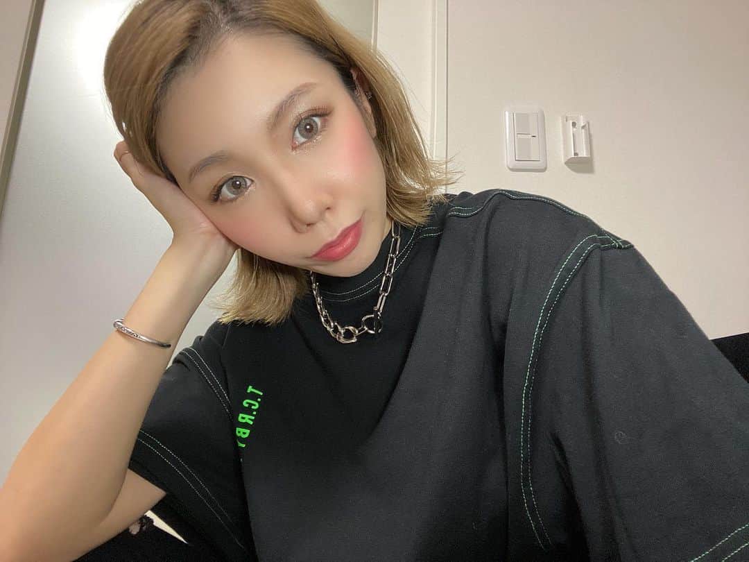 DJ CHI☆MEROのインスタグラム：「💎 . 先日東京中央美容外科世田谷院【@tcbsetagaya 】にて1週間 検診でした！ . TCB式鼻先尖鋭術と鼻尖形成を受けて1週間の様子がこちらです💆🏼‍♀️ . 出血も痛みも完全になくなって鼻先がシュッとした👏 今まで写真撮る時は 鼻の加工で誤魔化してたけど これは加工なしです✨ 完全に安定するまで2.3ヶ月待ちたいと思います🐶 . 外崎先生【 @tcb.sotozaki 】 ありがとうございます！ . 予約の時に『ちーめろのインスタ見た！』と伝えてもらえば いい事あるかも…♪ 興味がある人は一度お店のHPを見てみてね。 . . . #鼻整形ならtcb東京中央美容外科 #美容整形ならtcb東京中央美容外科 #東京中央美容外科#美容外科#世田谷院#東京中央美容外科世田谷院#外崎麻里#tcb式鼻先尖鋭術#tcb式鼻翼縮小完全内側法#TCB#世田谷院#池尻大橋#東京#田園都市#美容#アンチエイジング#小鼻#鼻尖形成#鼻整形#PR」