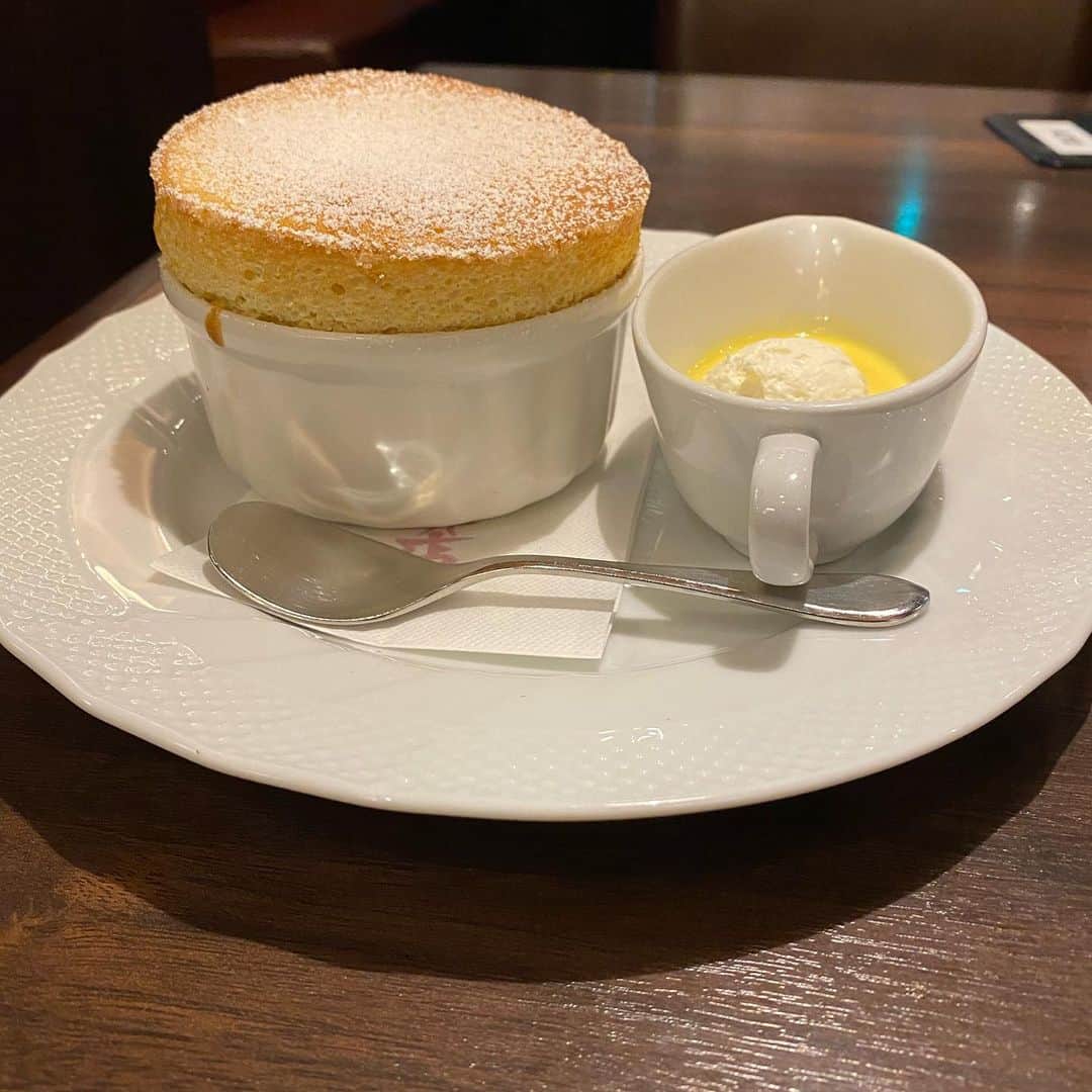 のインスタグラム：「#スフレ   星乃珈琲店のスフレ こちらのスフレ！初めて食べました⭐️ 美味しーい😋⭐️‼️  スフレ大好きです⭐️‼️  もちろん！焼きたてをだしてくれますので 待ち時間は20分程ですが  熱々！中身はフワトロ！  食べ出したら美味しすぎて 中身の様子を撮るの忘れてしまいました😅  大満足です⭐️  そして今日もNHK『おちょやん』撮影 無事に終わりました。  #洋菓子　#soufflé #星乃珈琲店　#阪急三番街　#スイーツ #大阪スイーツ　#デザート　  #吉本新喜劇   #西川忠志   #感謝」