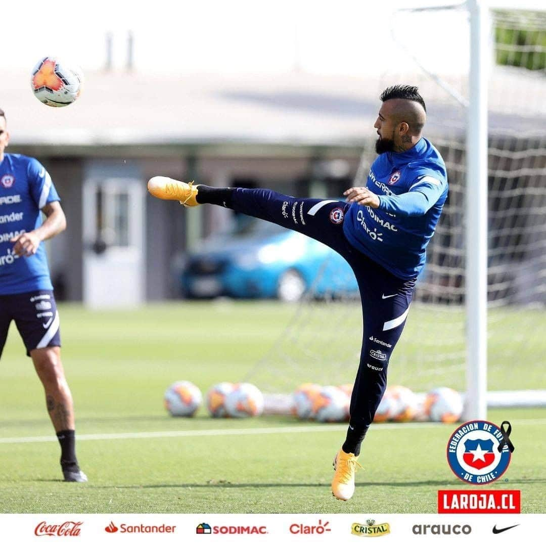 サッカーチリ代表チームさんのインスタグラム写真 - (サッカーチリ代表チームInstagram)「🇨🇱😍 Las postales del último entrenamiento de #LaRoja antes del partido con Perú por las #Eliminatorias   🇨🇱 vs. 🇵🇪  📅 Hoy, viernes 13 de noviembre 🕰 20:00 horas 🏟 Estadio Nacional 🖥 @chilevision  @cdf.cl  📲 @clarovideocl   📸 Carlos Parra (@parrazagal)  Comunicaciones ANFP  #Chile #SelecciónChilena #VamosLaRoja #VamosChile」11月13日 22時47分 - laroja