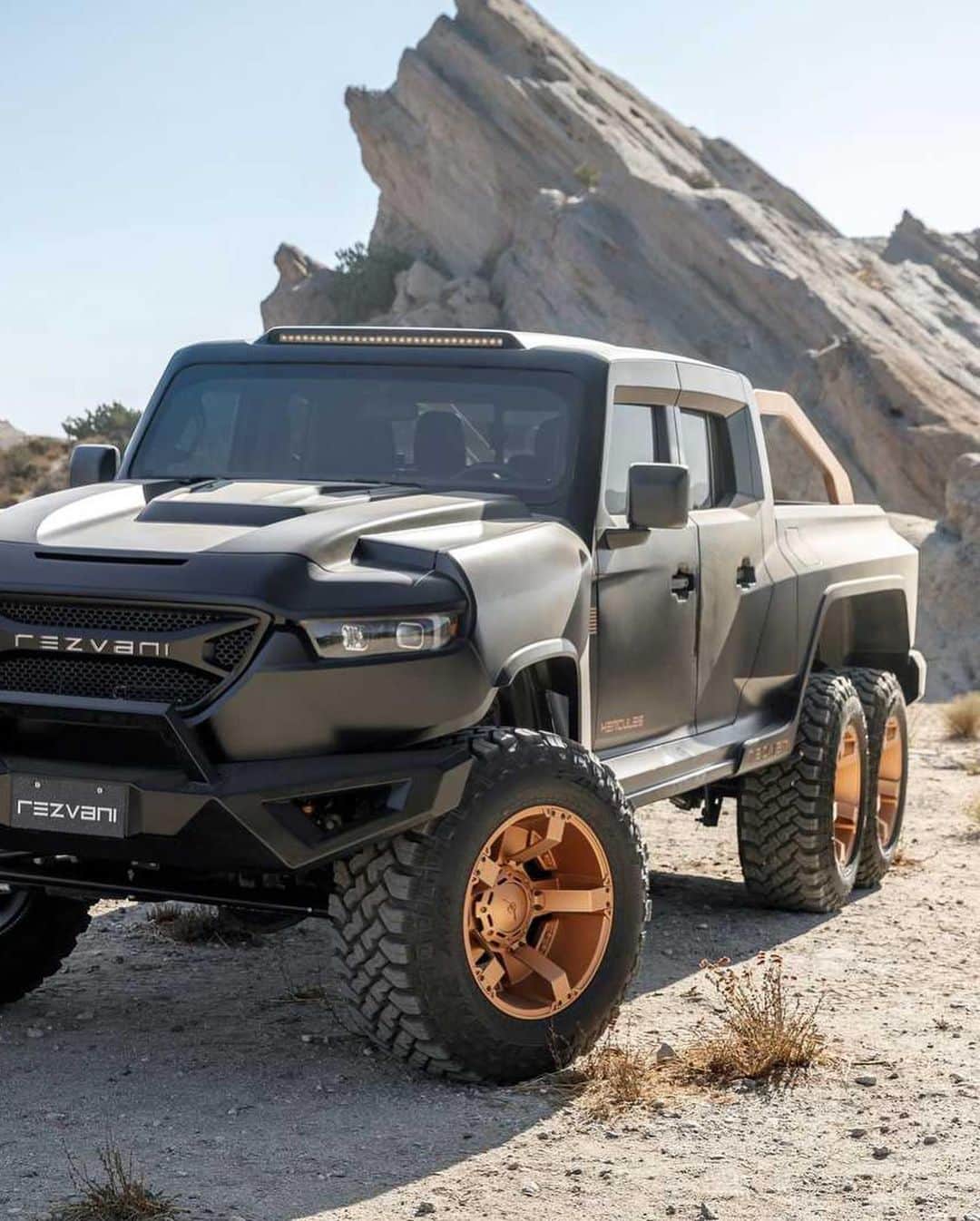CARLiFESTYLEさんのインスタグラム写真 - (CARLiFESTYLEInstagram)「The Rezvani Hercules 6x6 Optional 1,300hp 989lb-ft Supercharged 7.0L V8 Starting at $225,000 and $325,000 for the Military Edition. What do you guys think? @rezvanimotors #carlifestyle #rezvanihercules」11月13日 22時51分 - carlifestyle