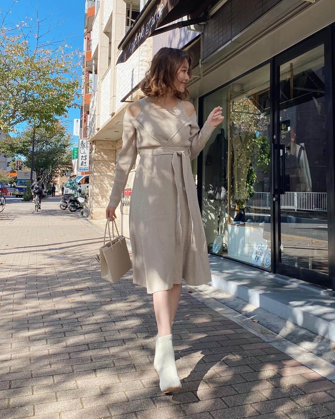 ikeda chizuruのインスタグラム：「今日は @mercuryduo_com  での﻿ 福袋のインスタライブ配信﻿ 皆さん見てくださいましたか？☺️﻿ (私は今回出ていませんが🙌)﻿ ﻿ アーカイブも残っているので﻿ ぜひチェックしてみてくださいね✨﻿ ﻿ そんなインスタライブでも﻿ 好評だった福袋の中身をご紹介します！﻿ ﻿ まずはこのワンピース👗﻿ ﻿ ✔︎身体のラインを拾わない﻿ ✔︎ハイウエストでスタイルアップできる﻿ ✔︎中の部分はタンクトップとして使える﻿ ✔︎肌馴染みしやすいカラー﻿ ﻿ 私が着ているカラーと﻿ モカブラウンの2色展開になります✊﻿ ﻿ 身長167cmの私が着ると﻿ 丈は膝下くらいになります😊﻿ ﻿ その他のアイテムもまたアップしますね！﻿ ぜひ﻿ チェックしてみてください✊」
