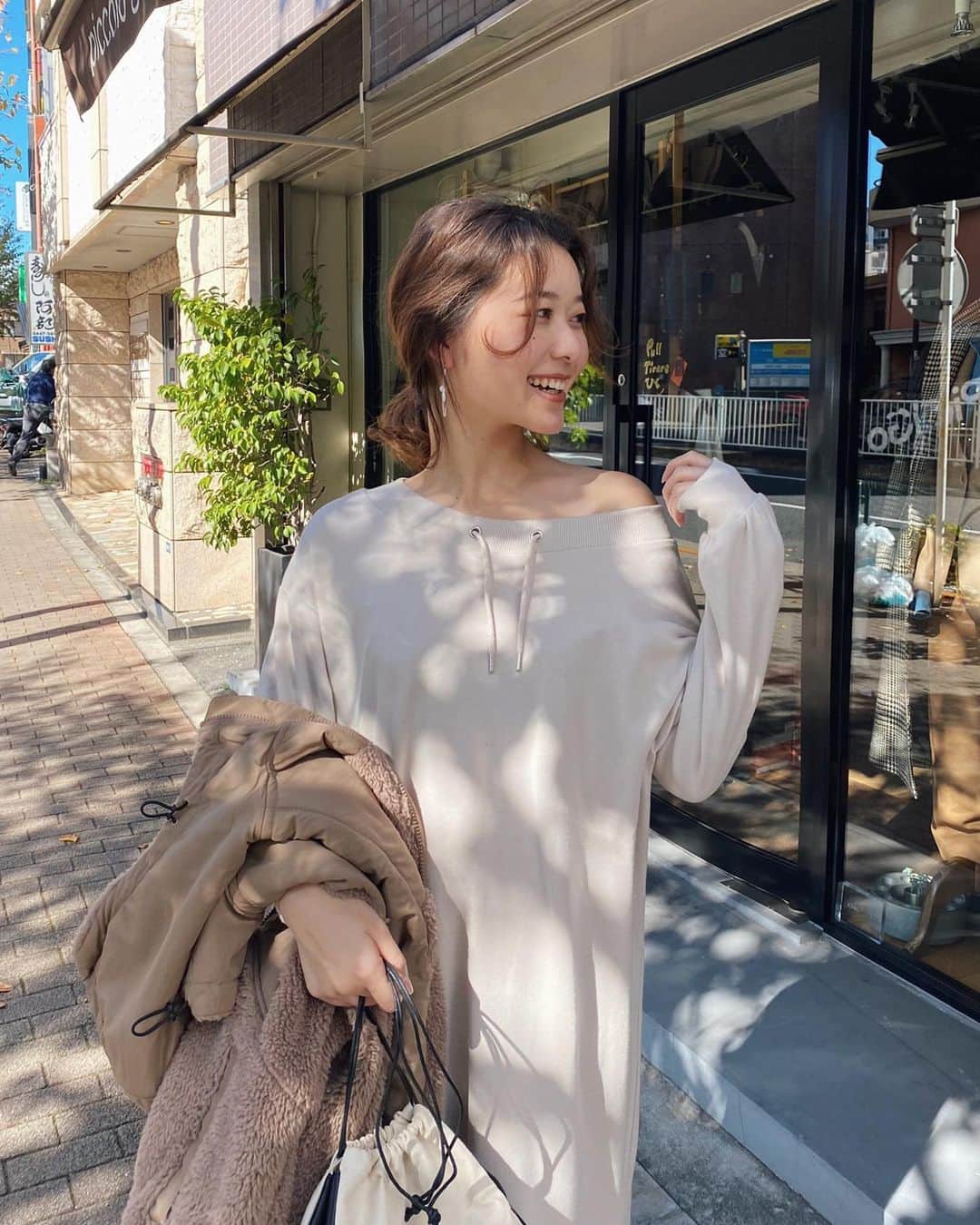 ikeda chizuruのインスタグラム：「まだまだ続く福袋の中身紹介。﻿ なんと、﻿ 今回は全て中身をお見せしちゃいます！！﻿ ﻿ お次はスエットワンピース👗﻿ ﻿ ✔︎楽ちんカット素材﻿ ✔︎カジュアル過ぎないピンクベージュ﻿ ✔︎シワにならない扱いやすさ◎﻿ ✔︎オフショルで女っぽい﻿ ﻿ 身長167cmの私が着ても﻿ ふくらはぎまである長めの丈が嬉しい✊﻿ ﻿ 福袋のリクエストメール登録﻿ 受け付け中です！！﻿ ぜひRUNWAYchannelで﻿ チェックしてみてください✊」