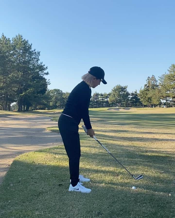 藤島妃呂子のインスタグラム：「久しぶりの熊本中央ccで。  ジュニアの頃はよくキャディバッグ担いでまわってた、たくさん想い出のあるコースでプレイ。  ゴルフ始めた頃にお父さんに連れてきてもらって熊本県のジュニアスクールに初めて参加したのがここだったような？空港ccだったかな？  ルールもよくわからなくてスタートしてラウンドしたのがもうその当時から雲の上の存在だった不動裕理さんと高村茶恵さん！多分2人ともハーフ30台でまわってきたのに私は数え切れないくらい打った悲しい記憶がある〜きっと迷惑だったと思う、本当に。笑。  あの頃から少しは成長したかな〜。 今日は懐かしい人達に会えて良い日でした♪♪♪」