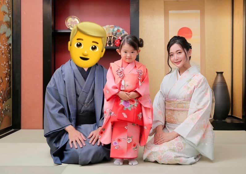 山口愛実のインスタグラム：「無事、ユニ子が第一志望の 幼稚園に入園が決まりました🎉👧  気が付いたら去年から合わせて7校も見学やらなんやら行ってました私😅 自分は思い立ったら吉日って感じで即行動しちゃうんですが、もう娘の事となると心配で心配で石橋を叩かないで基礎工事の業者調べたり周辺の方に聞き込みしたりしちゃうタイプなんだってことが今回分かりました。  今通ってるスクールでも先生から「英語のお歌2歳さんで全部歌えるのユニ子ちゃんだけなんですよ」って言って頂けてるので英語のクラスはマストだったのと柔軟且つ一人一人の個性を見ながら教育面も伸ばしてくださりそうなところが良かったので希望通りのところに入れて一安心です❤️  今までのどんなオーディションよりステージで何千人の前で喋るより緊張したけど娘の堂々とした受け答えに助けられたー🙏もう私より大物や  本当によく頑張りました💮  ※よく見たら私、左手上になってる和装の時は右手上ですね🙇‍♀️お茶の先生にみられたら怒られる😭」