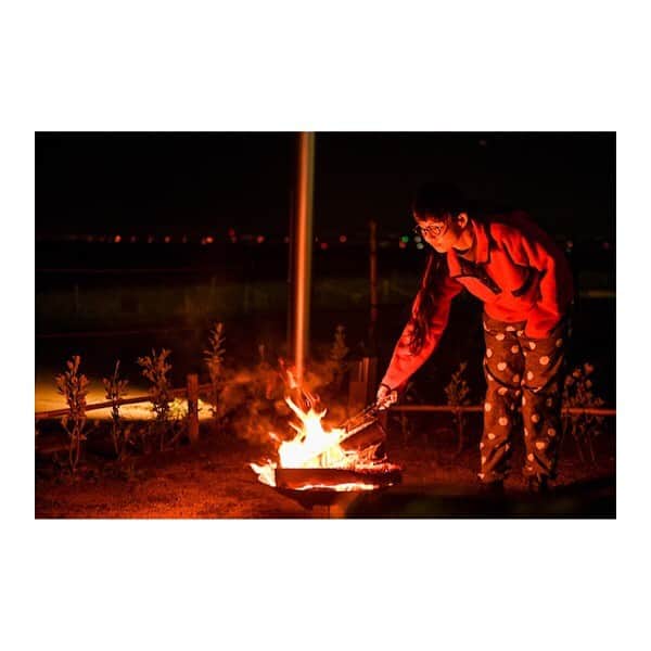 土井コマキのインスタグラム：「⛺️🔥🍎🍞 キャンプの主役は結局ごはんなのかな。堀田さん @yusuke_hotta のyoutubeで見たアップルパイ、手軽で美味しかった。 🎁ご応募たくさんありがとうございました。 #雑誌みてね  *冬ぴあ関西版2020より ©️河上良 bit Direction lab.」