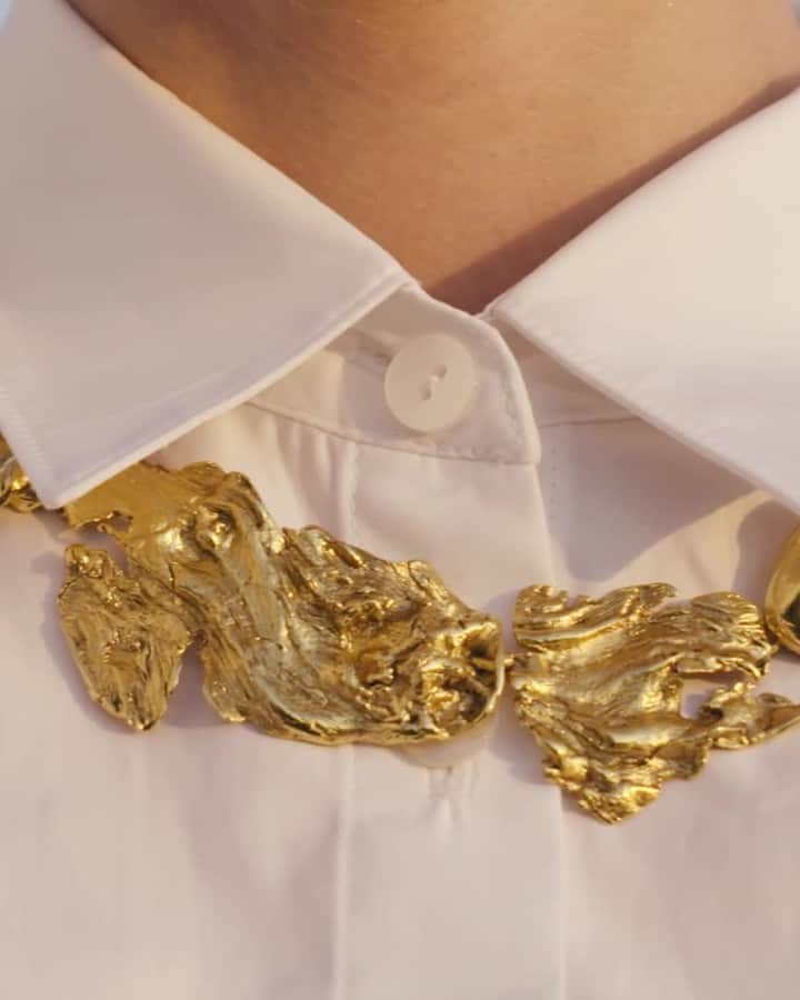 グーセンス パリのインスタグラム：「Beautiful video by @leodoriano of a stunning necklace created by @_katarzynaagnieszka with the help of our craftsmen for her participation to @le19m Metiers d'art prize during the 35th Hyeres Festival. . @soleilrougestudio @villanoailles」