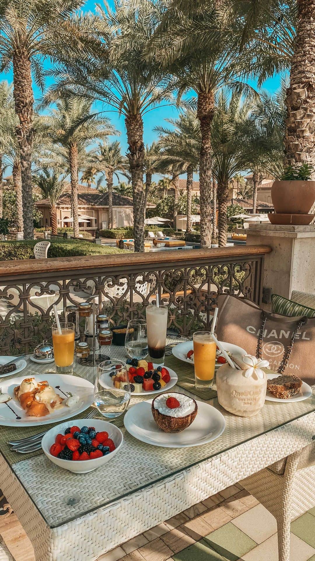 バーボラ・コディトヴァのインスタグラム：「Good morning from @oothepalm #OOThePalm 🥂 What would you choose to eat?」