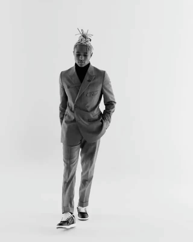 キム・ジョーンズのインスタグラム：「Featuring @Issouuuuuuuuuuuuuu @Ludwig.Wilsdorff @thankyoubabacar @malickbodi   @KailandMorris @YounesBendjima @JLaheurte @ArnaudValois  Introducing #DiorModernTailoring, a new innovative men’s capsule for #DiorSpring21 that consists of three jackets and three trousers, each offered in a choice of three emblematic House fabrics – houndstooth, Prince of Wales check and a black wool and mohair blend. Conceived to integrate effortlessly into existing wardrobes, these highly versatile pieces can be mixed and matched to adapt to the wearer’s style, mood and requirements. Double-breasted and three-button jackets – each with characteristic #DiorBarJacket-inspired covered buttons - straddle the formal-relaxed divide, and a zipped blouson could be equally work and weekend. Trousers in varying cuts and volumes all prove  perfect partners for #DiorB27 sneakers, with a pair of #DiorOblique socks added for extra impact. Click the link in bio for more. © @Brett_Lloyd」