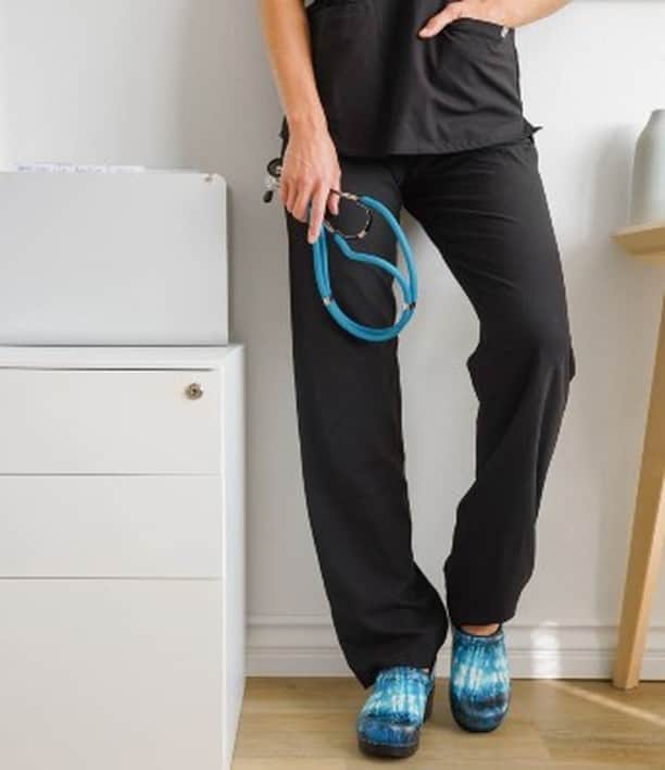 ダンスコのインスタグラム：「Raise your hand if you’re ready for another giveaway! How to enter: 1) Enter to win by tagging two friends in the comments. 2) Make sure you’re following @dansko on Instagram. Dansko has been proud to support nurses and healthcare workers throughout their journey, and through our donation efforts over the past months. This year, we are celebrating nurses and healthcare workers all year long! Giveaway Rules: Giveaway runs 11/13/20 at 9:00 AM EST - 11/15/20 at 11:59 PM EST. No purchase necessary. One winner will be randomly selected and will be notified via DM. Verification that the winner is a nurse or healthcare worker may be required in the form of a nurse’s badge or ID. Winner will win one pair of Dansko shoes from the current collection with a total estimated retail value of $150 each. Giveaway not associated with Instagram. Full terms and conditions at the link in the bio.」