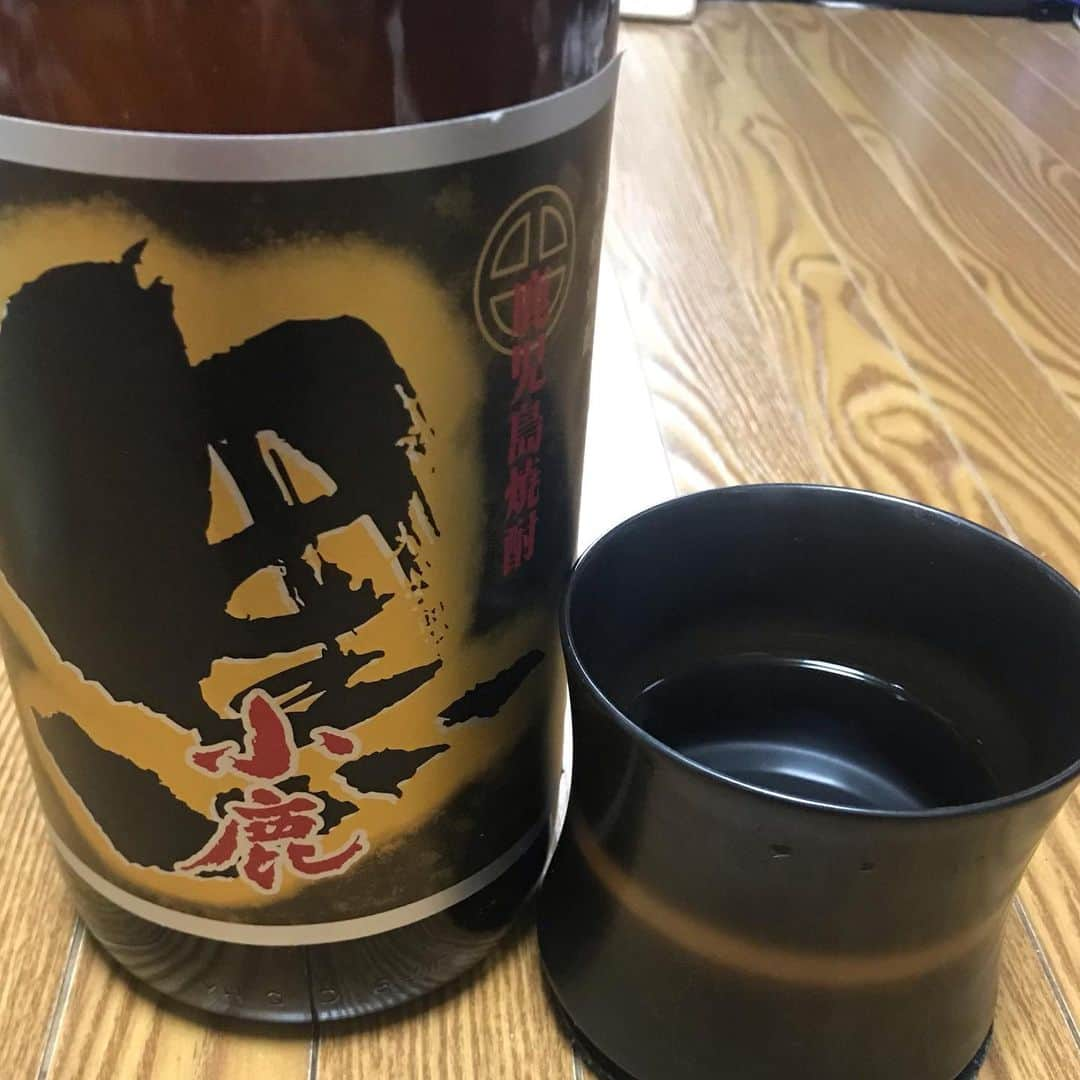 政宗のインスタグラム：「エディの命日って事で  献杯  にしても  この#芋焼酎 #小鹿黒 イイ意味でクサい  そのクサさお湯割りが丁度良い  #masamune #政宗 #政宗選手 #献杯 #焼酎好き #芋焼酎好きな人と繋がりたい  #焼酎お湯割 #焼酎お湯割り  #芋焼酎大好き #芋焼酎お湯割り #芋焼酎くさい  #くさい芋焼酎」