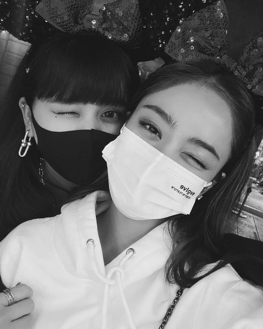 谷まりあさんのインスタグラム写真 - (谷まりあInstagram)「🐭🐭🐭🏰♥️♥️ with my lovely sis 😻  楽しすぎちゃった♥️ 明日発売の白、妹は黒を着ました♥️お揃い着れてお姉ちゃん嬉しいLOVE🤤♥️  #mariaandsea #disney #disnysea #love #sister #谷姉妹」11月13日 23時14分 - mariaaaa728