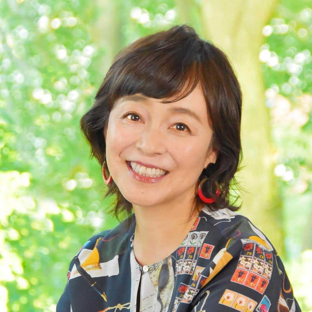 日髙のり子のインスタグラム：「＊＊＊﻿ デビュー40周年記念のベストアルバム「Noriko Hidaka All Time Best 〜40 Dramatic Songs〜」の発売日が近づいて来ました😊🎶 ﻿ それに先駆けてアーティスト写真を﻿更新しました❣️ 🤗いかがですか？ バックに緑があって、﻿陽の光が差し込んでいて、﻿とっても気持ちがいい…☺️🍀﻿ そんな雰囲気が伝わるでしょうか？﻿ ﻿ 私のデビュー記念日 (12月1日) から3日間は、楽しいことをいろいろ企画しています✨✨﻿ どうぞ楽しみに待っていてくださいね💓﻿ ﻿ #nonko40th ﻿#newalbum #㊗️ #デビュー #記念日 ﻿ ﻿」
