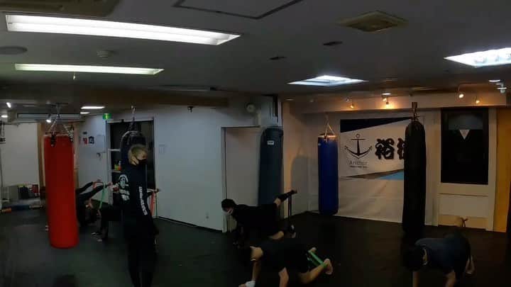 裕樹のインスタグラム：「今日は少なかった…とはいえ40人来てくれたから普通かな。  一人一人の指導がしっかり出来た  グループトレーニングもできたし🙌😆  対人もできたしね🥊🥊🥊  明日は、僕はお休みをもらいまーっす！  息子の幼稚園での行事に参加してきま〜っす😁🙌  井上と南部がスタッフとして入ります！  よろしくお願いしまーっす🤗  #甲東園#宝塚#西宮#伊丹#キックボクシング#フィットネス#ダイエット#裕樹#ローキック#エクササイズ#ミットネス#体幹トレーニング#アンカージム#裕樹のローキック#朝活トレーニング#パーソナルトレーニング#ウエイトトレーニング」