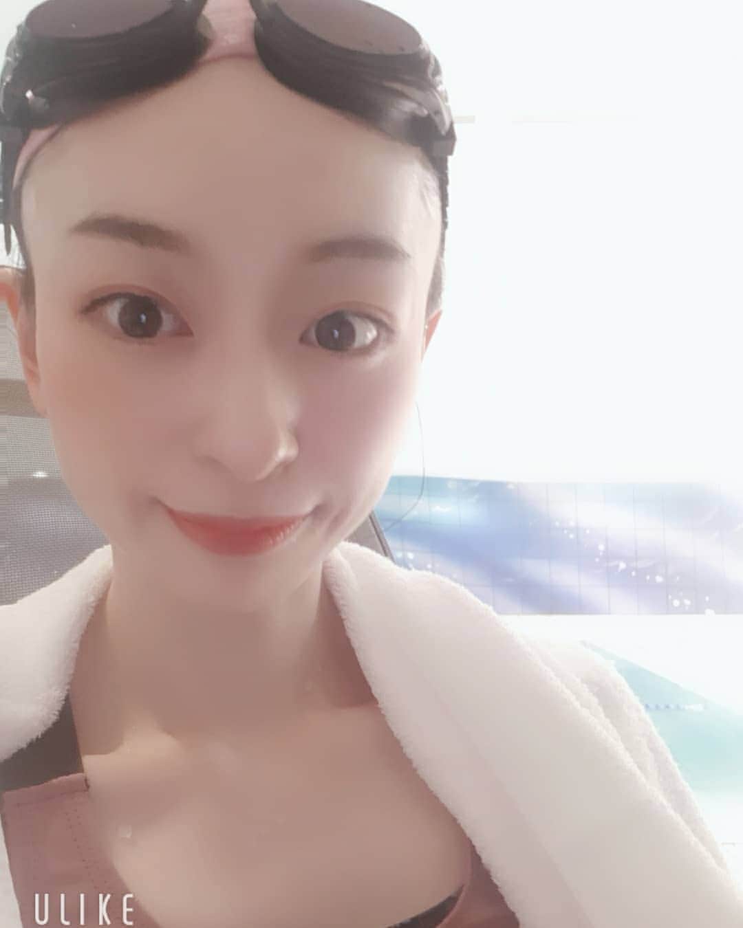 瞳ゆゆのインスタグラム：「たまには運動もしなければ🏊‍♀️ ということで、プール🏊‍♀️  可愛い水着じゃなくて、ジム用の水着😂&水泳帽&ゴーグル😂  #運動不足解消 #プール #pool #ナイキ #nike #ホテルプール #ジャグジー」