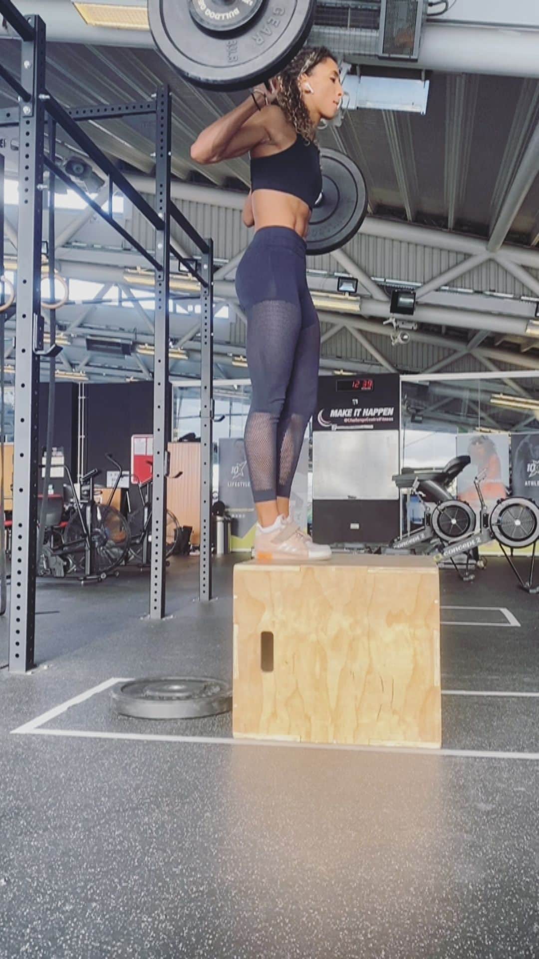 Laviai NIELSENのインスタグラム：「2 hours of strength work squeezed into 30 seconds! 👌🏽 On today’s menu: 4x4 split jerk  4x8 deadlifts 4x8 step up 4x8 hamstring bridge   Let’s see if my legs will be able to get up those hills tomorrow 🥴💀」