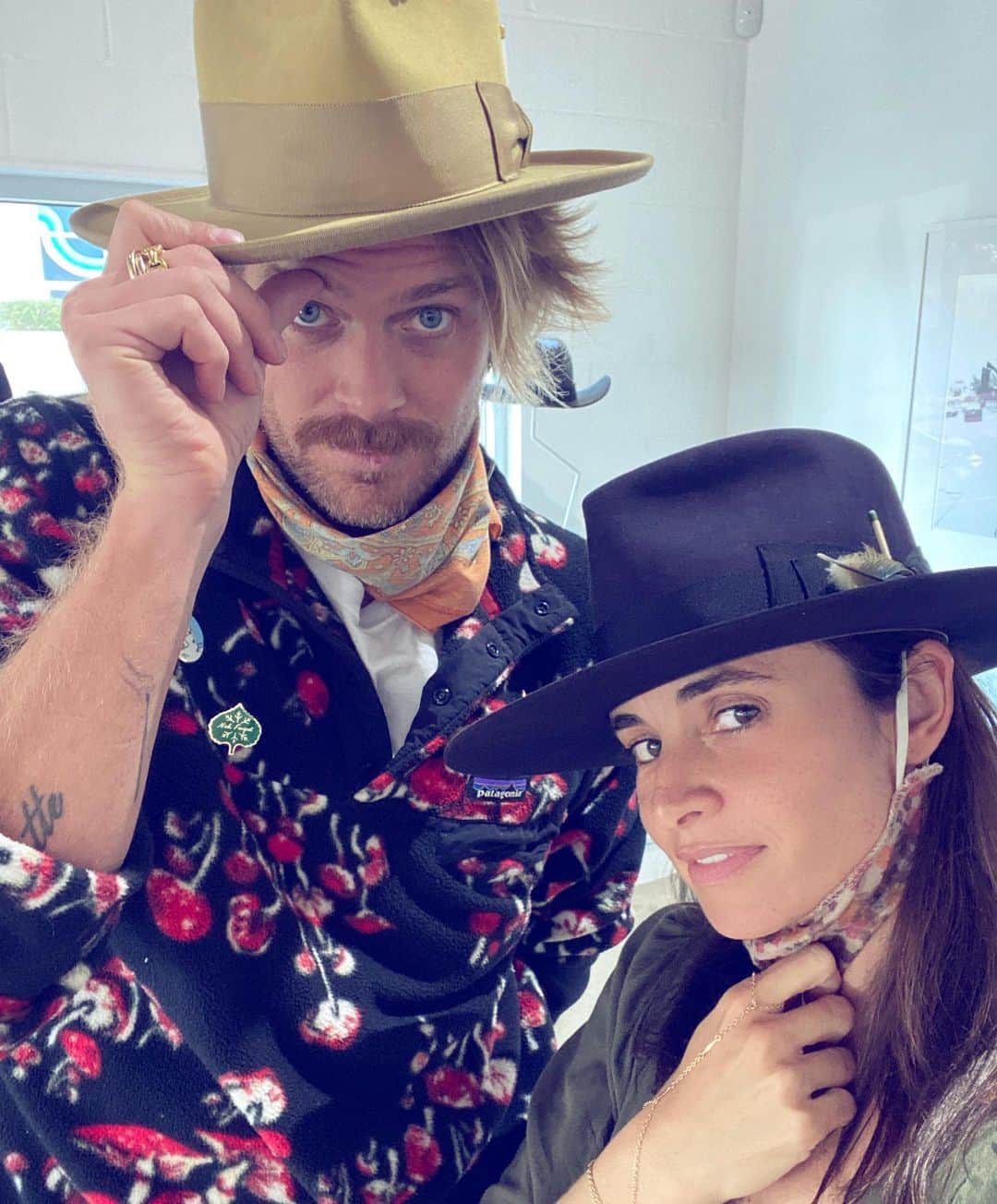 ミア・マエストロのインスタグラム：「In love with this mulberry wonder 🎩  Thank you @nickfouquet 🤍 #chapeaux」