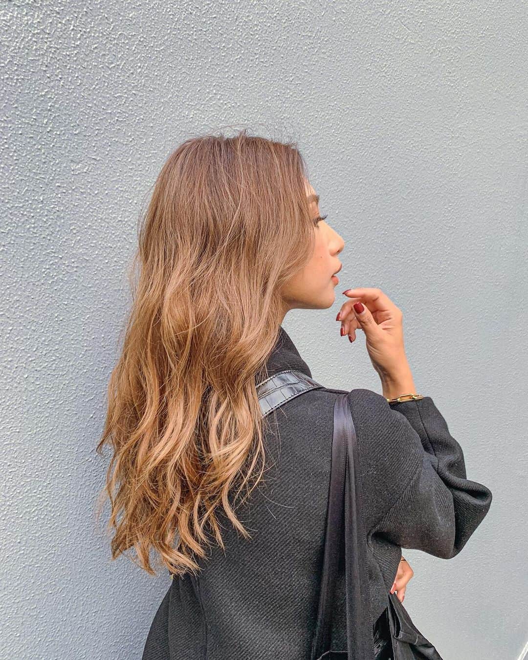 新井ニーニャのインスタグラム：「💇🏽‍♀️  先週したカラー🤎 ナチュラルな外人さんっぽい 自然なベージュに☺️  根本真っ黒プリンで毛先金髪だったから助かりました🥺✨やすいつもありがとう🍃 @yasu3624   #外国人風カラー #ベージュヘア #ロングヘアカラー #ベージュカラー #ベージュカラー外国人風」