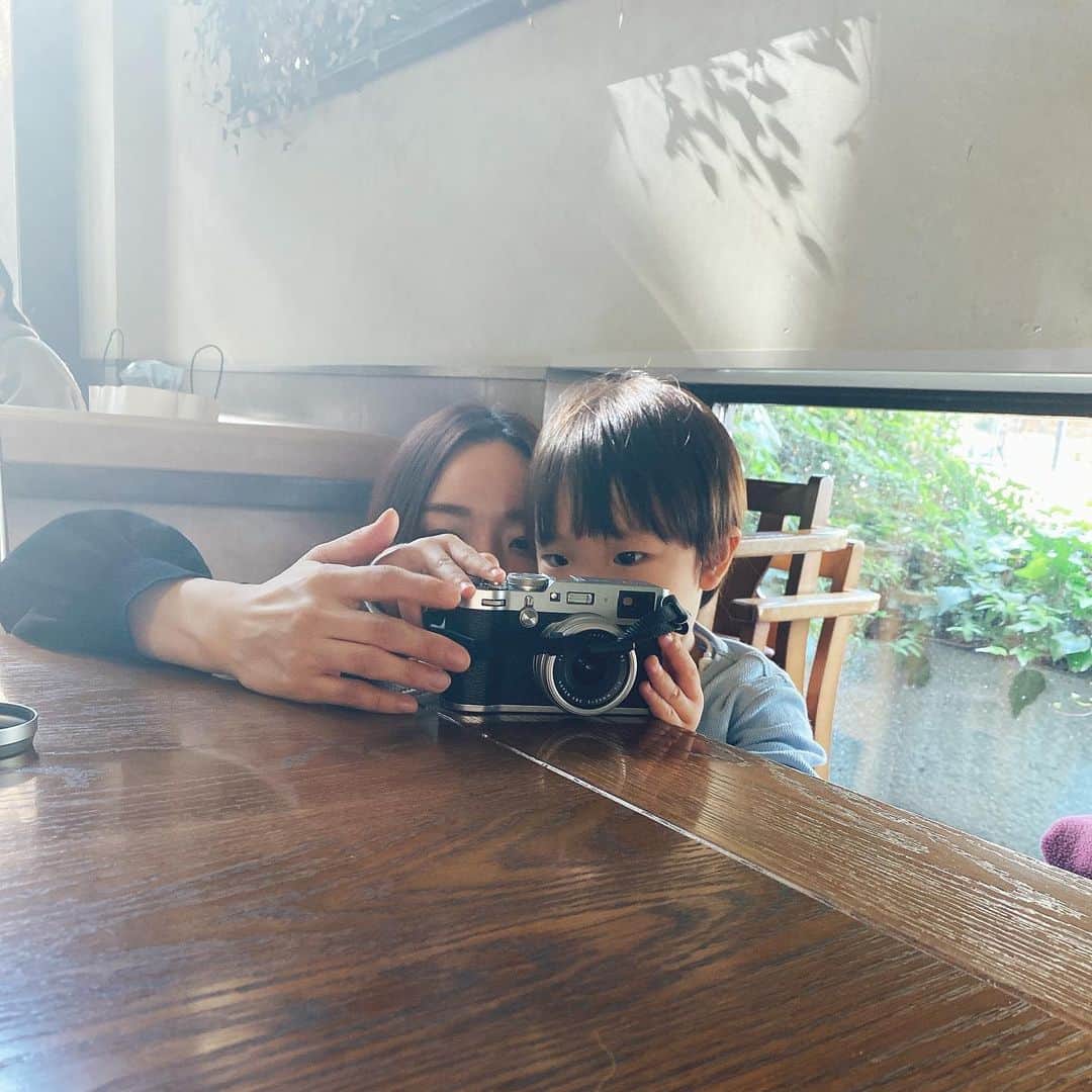 小野麻亜矢さんのインスタグラム写真 - (小野麻亜矢Instagram)「ちびっこカメラマン  友達が上手に写真を撮ってくれるから、  写真の出来上がりを見るのがいつも楽しみで待ち遠しい。  この日はちびっこカメラマン初参戦。  #ちびっこカメラマン#写真 #ちっちゃい足 #真剣な眼差しで #目の色がかわる」11月13日 23時20分 - ono_maaya